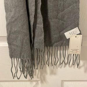 Accessori Italiani grey scarf new with tag (will come with black also, free)